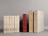trois livres posés l'un sur l'autre, l'un à côté de l'autre