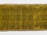 une photo d'un tapis jaune orné d'un motif