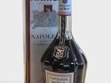 une bouteille d'alcool posée à côté d'une boîte