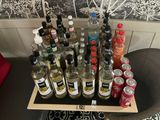 plusieurs bouteilles d'alcool posées sur un plateau posé sur une table