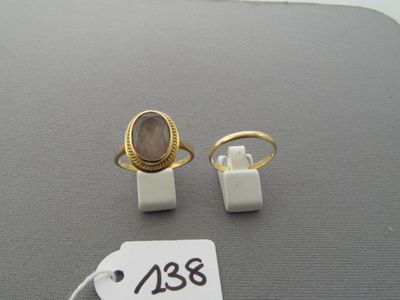 deux bagues et une bague posée sur une table, avec une étiquette indiquant son prix