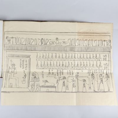 un vieux livre sur lequel figure le dessin d'un homme et d'une femme devant un magasin