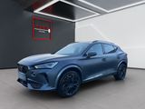 un SUV Infiniti bleu de 2021 garé dans un showroom