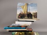 plusieurs livres sont empilés sur une table