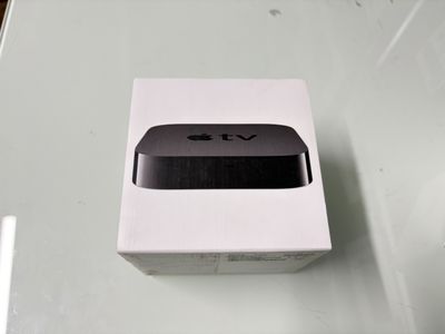 une Apple TV posée sur une table en verre