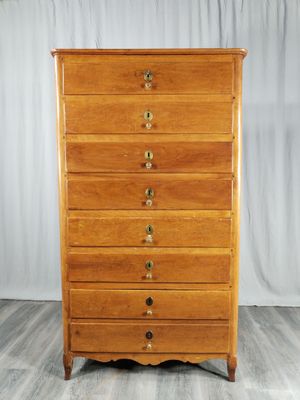 une commode en bois comportant cinq tiroirs de chaque côté