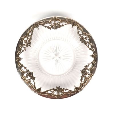 une plaque de verre ornée d'un motif sur un fond blanc