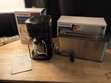 une cafetière et un grille-pain posés sur une table