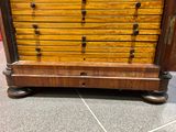 une commode en bois exposée dans un magasin