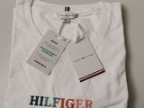 un t-shirt blanc avec l'inscription « Hilfiger »
