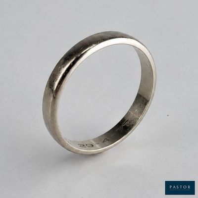 gros plan d'une bague en argent sur une surface blanche