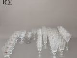 beaucoup de verres à vin vides sur la table