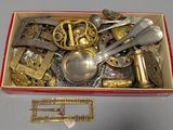 une boîte contenant des objets en argent et en or, posée sur une table