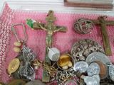 une boîte contenant un tas d'objets religieux