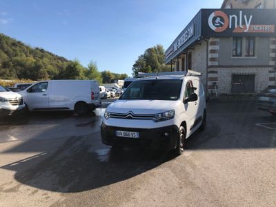 la camionnette blanche est garée devant le bâtiment