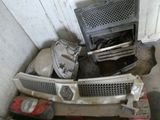 un tas de vieilles voitures et un poêle dans un garage