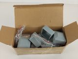 une boîte en carton contenant quelques morceaux de plastique bleu