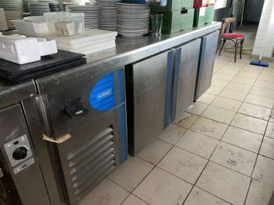 une cuisine avec une pile d'assiettes sur le plan de travail