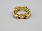 gros plan d'une bague en or sur une surface blanche