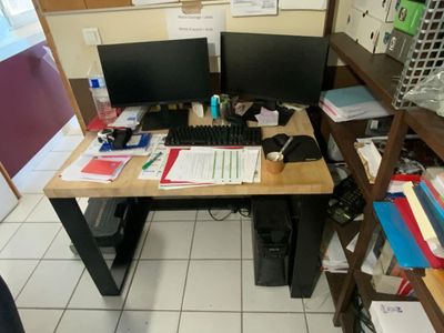 un bureau sur lequel sont posés deux écrans d'ordinateur et un clavier