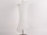 une lampe blanche posée sur un pied en métal