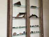 une vitrine murale avec une horloge accrochée au mur