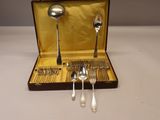 l'argenterie dans un coffret avec des cuillères et des cuillères à l'intérieur