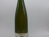 une bouteille de vin posée sur une table