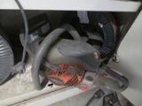 une photo d'une tronçonneuse posée sur un comptoir