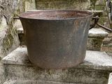 un grand pot posé sur quelques marches