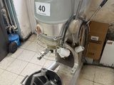 une machine posée sur le sol d'une pièce