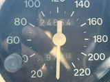 un gros plan du compteur de vitesse sur le tableau de bord d'une voiture