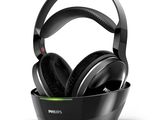 un casque posé sur un support