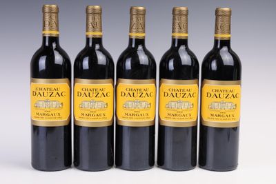 six bouteilles de vin sont alignées dans une rangée