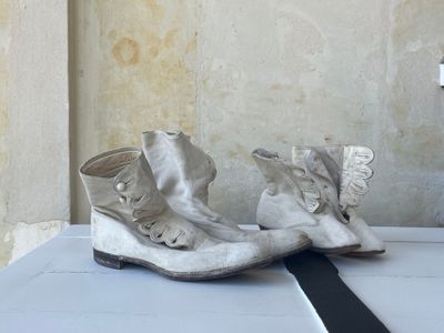 une paire de chaussures posée sur une table
