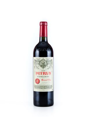 une bouteille de vin rouge posée sur une table blanche