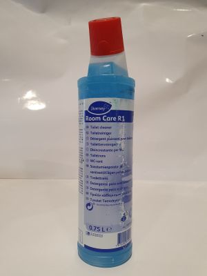 une bouteille contenant un liquide bleu posée sur une surface blanche