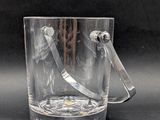un verre avec une anse posé sur une table noire