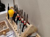 une photo d'un porte-outils en bois sur lequel sont posés de nombreux outils