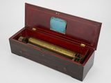 une vieille boîte en bois contenant un instrument de musique