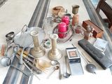 une table sur laquelle sont disposés de nombreux couverts et autres objets