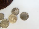 beaucoup de pièces posées sur une table à côté d'un bol