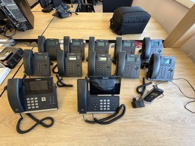 beaucoup de téléphones posés sur une table