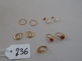 plusieurs paires de boucles d'oreilles et une étiquette de prix posées sur une table