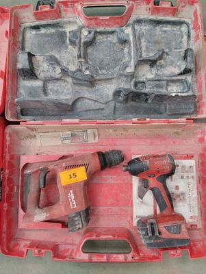 une caisse à outils rouge avec des outils sur le sol