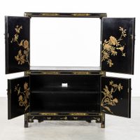 Un meuble, une table basse et une table d'appoint chinois la… (photo 4)