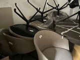 de nombreuses chaises et tabourets dans une pièce où il y a beaucoup d'objets par terre