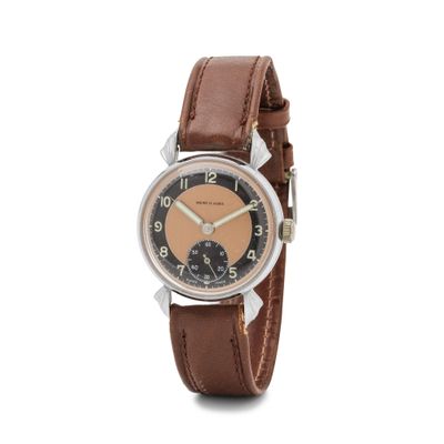 gros plan d'une montre sur fond blanc