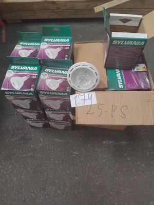 de nombreuses boîtes de papier toilette par terre