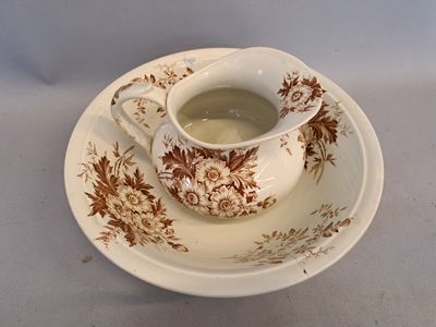 une tasse et une soucoupe posées sur une soucoupe, elle-même posée sur une assiette